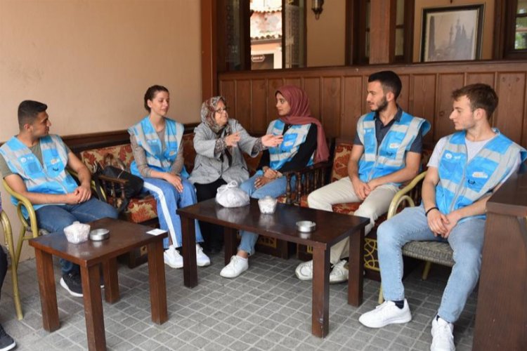 Bursa Yıldırım’da gençlik ekibinden Bayser Teyze’ye moral